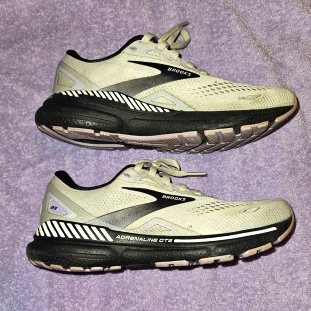 Brooks Adrenaline GTS 23 Womens Running Shoes - Picture 2 of 9